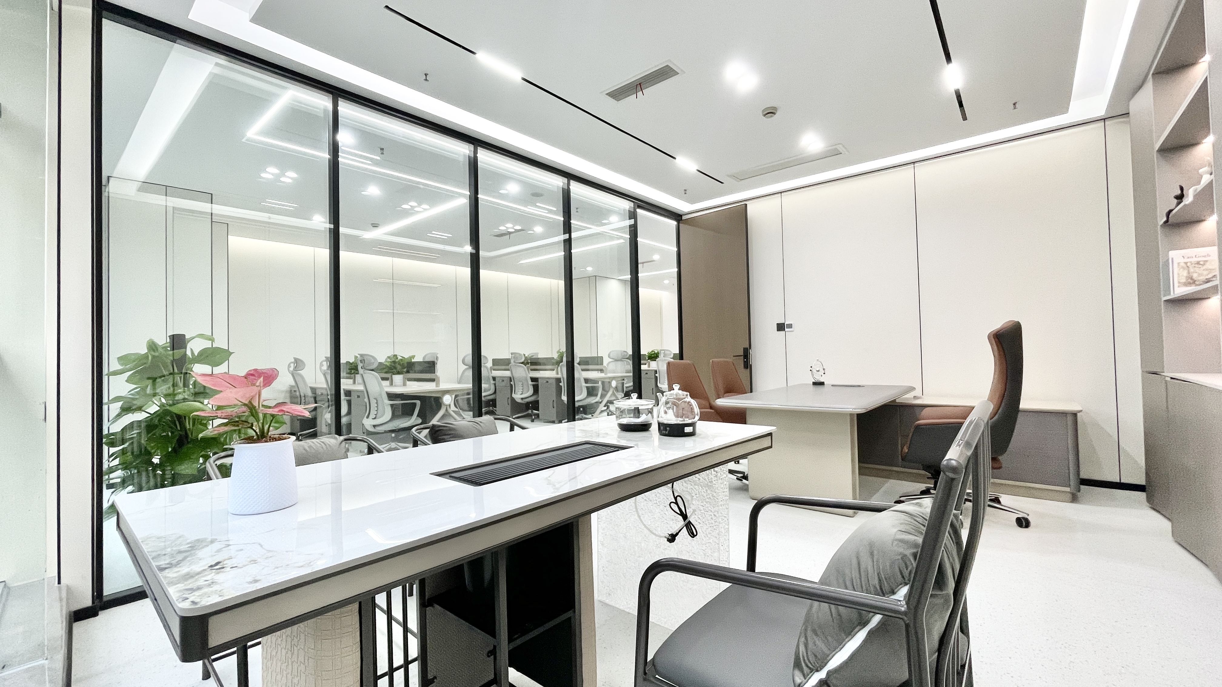 金融城版块5号线市一医院三四百米 246.4平方 4隔间19工位 整层打造带休息区 天府新谷办公室出租