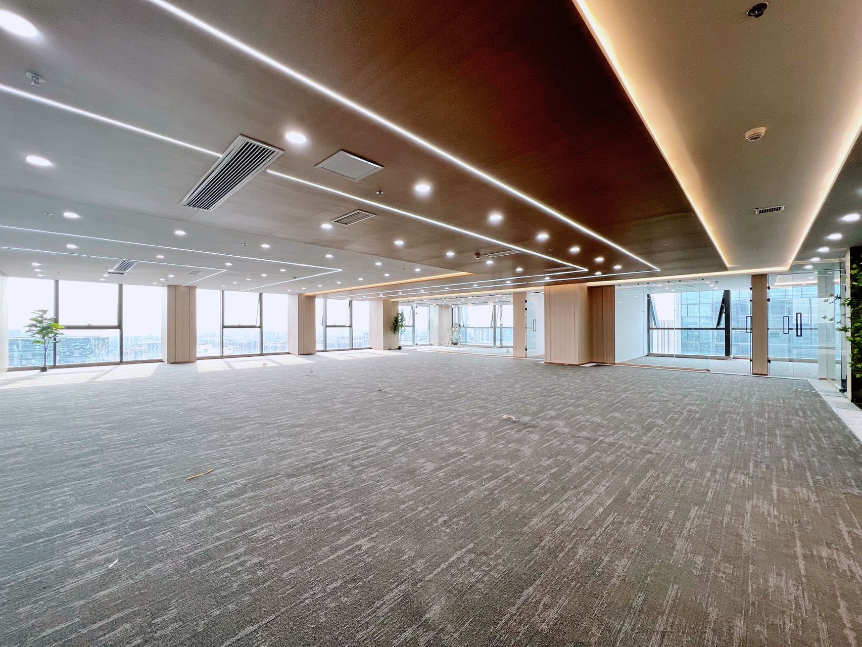 高新区高新地铁口茂业中心640平精装办公室  带家具 户型方正 采光通透