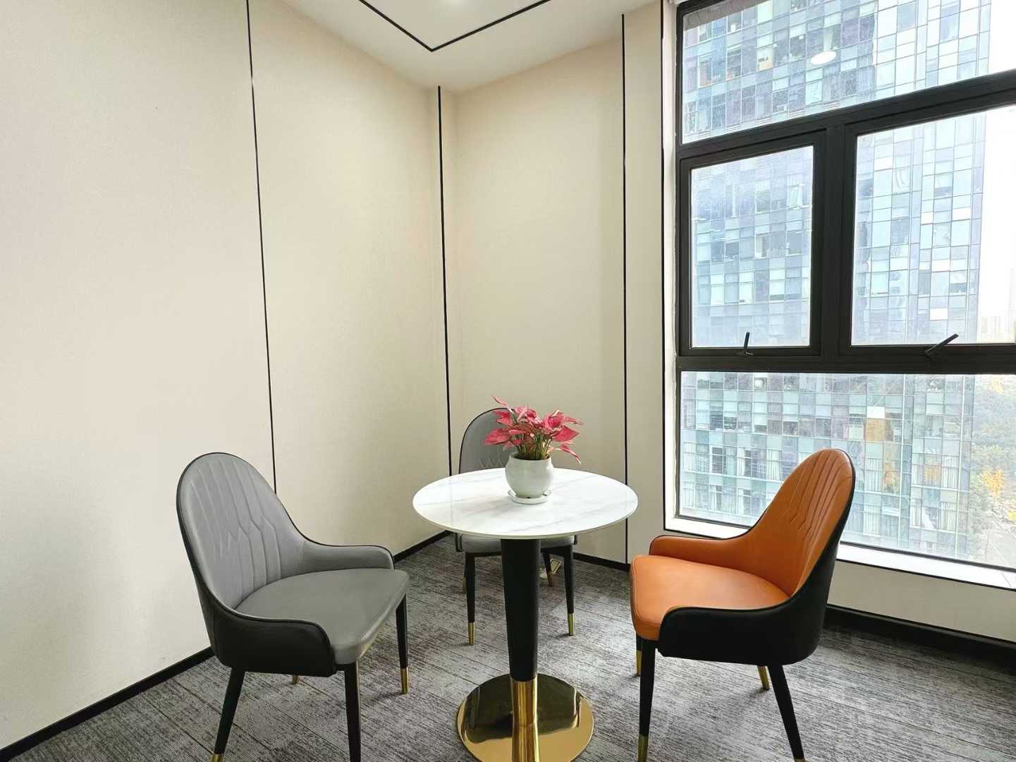 天府三街24小时空调楼盘 356平方 5隔间40工位 双面采光 品质家具 凯旋广场办公室出租