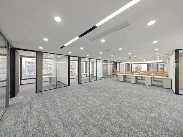 火车南站甲级写字楼 电梯口三面采光 439平 6隔间37工位 大老板间视野巴适 安格斯国际办公室出租