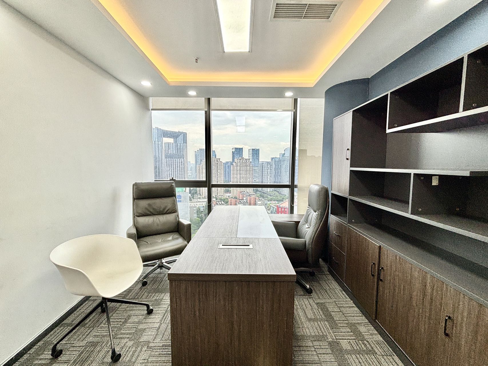 5号线大源版块地铁几百米 按套出租含物业 3隔间16工位带休息区 24小时空调 复城国际办公室出租