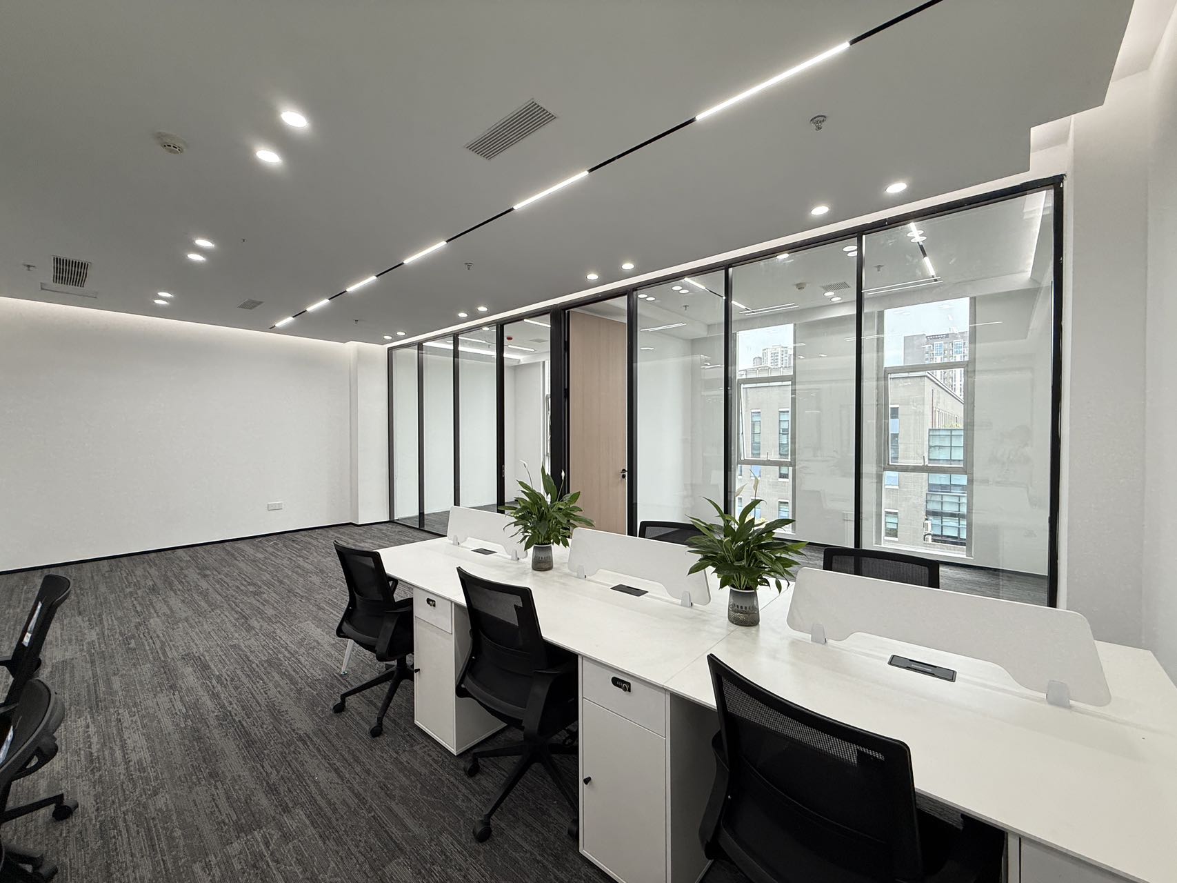 天府五街园区办公 自然氧吧 按套出租 2隔间24工位 精装带家具 含物业费 软件园D4办公室出租