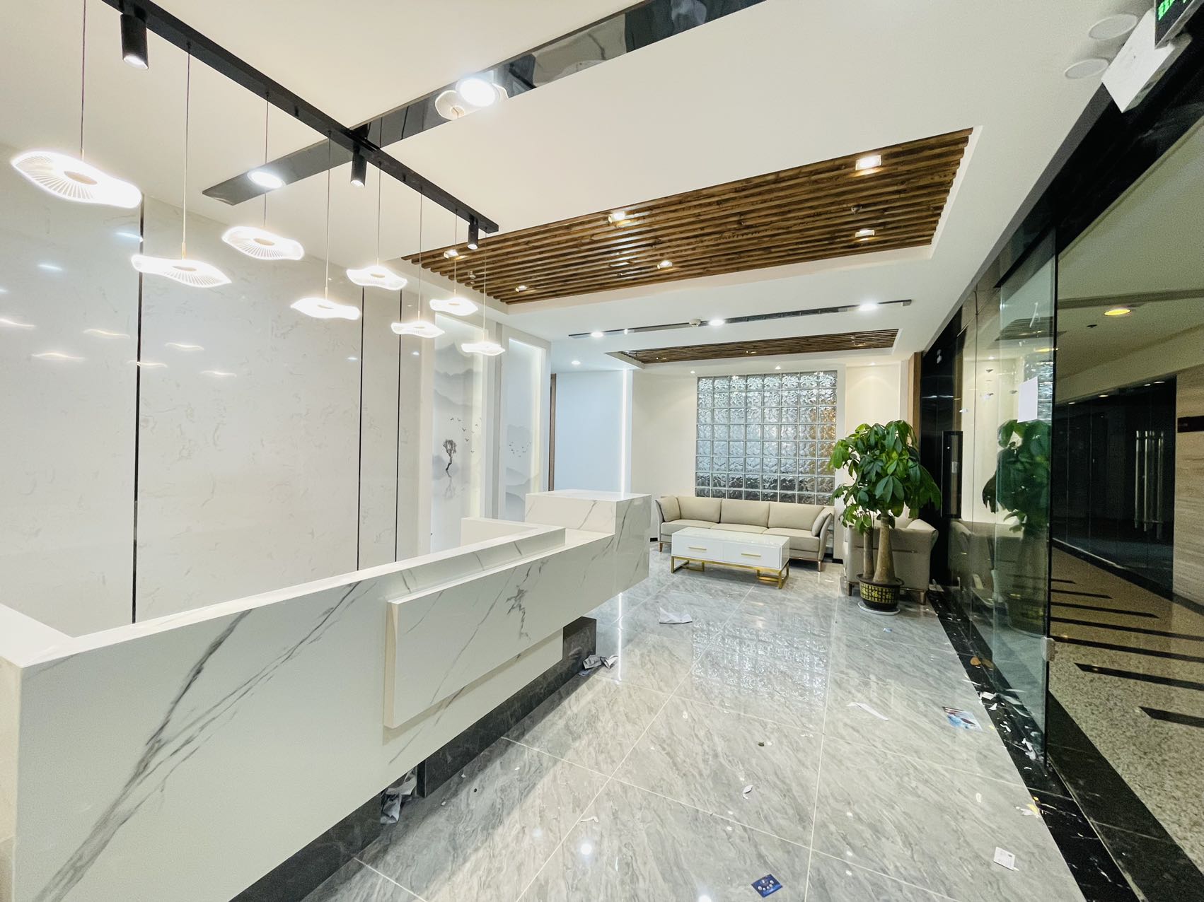 高新区环球中心精装305平办公室 全新带家具 采光通透 5隔间20工位 含物业