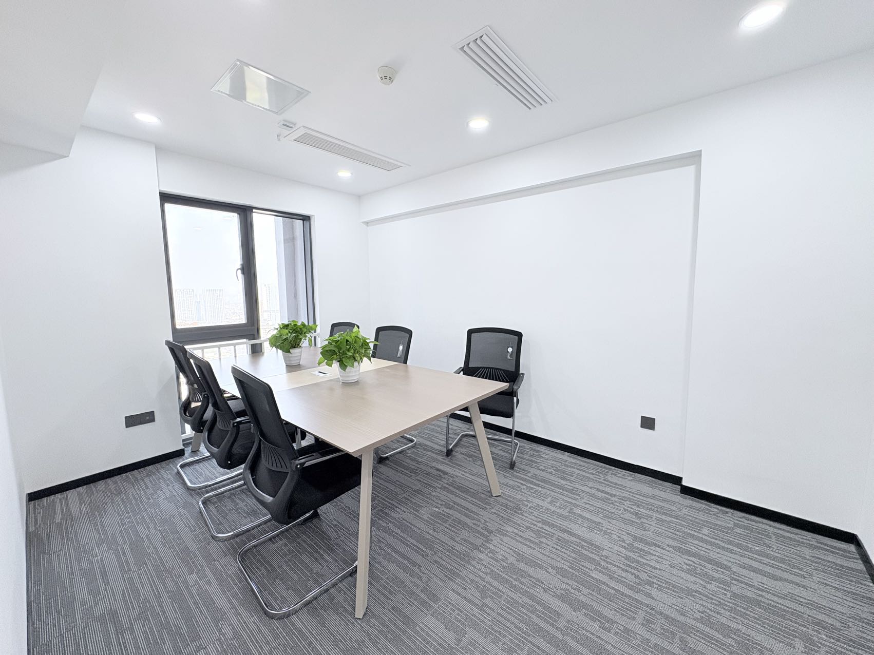 金牛区紧邻2环 265平方 5隔间23工位 高区视野巴适 精装带家具 地铁口 迈里中心办公室出租