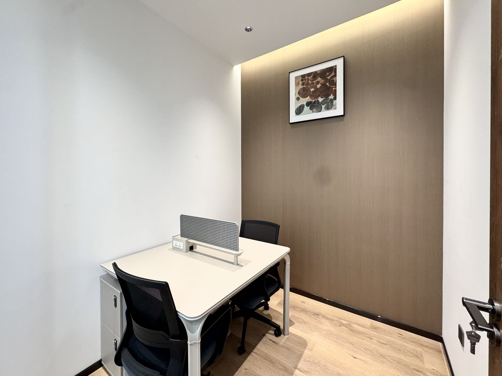 高新区世纪城地铁口小面积户型 3隔间12工位 按套出租 报价含物业费   东方希望天祥办公室出租