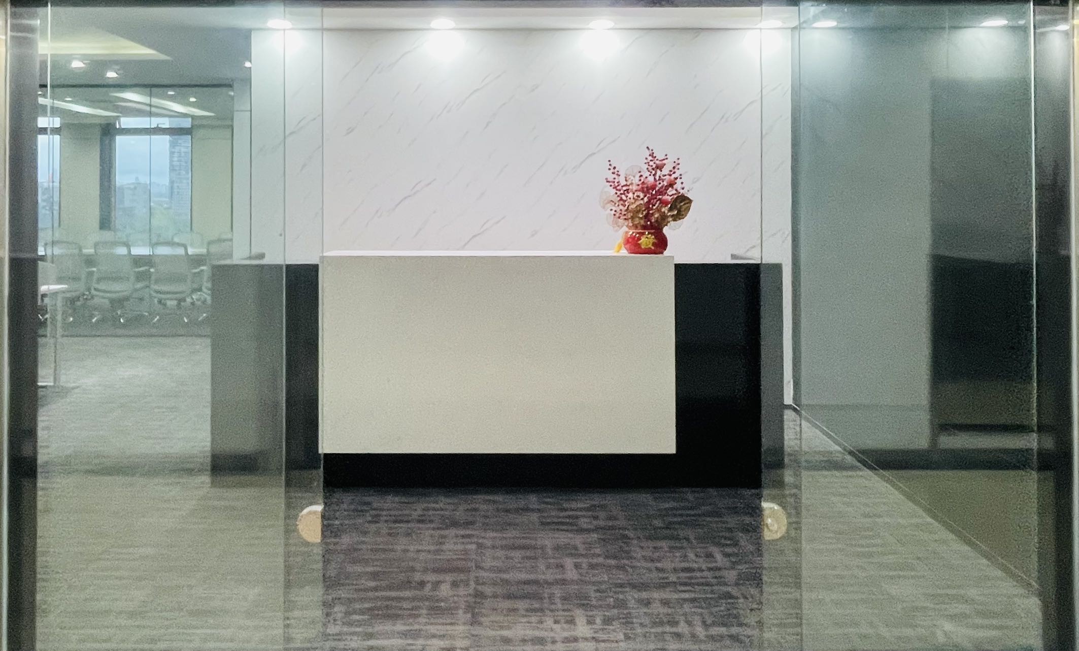 世纪城地铁四五百米 261平方 4隔间24-30工位 大会议室 正对电梯口 首东置业办公室出租