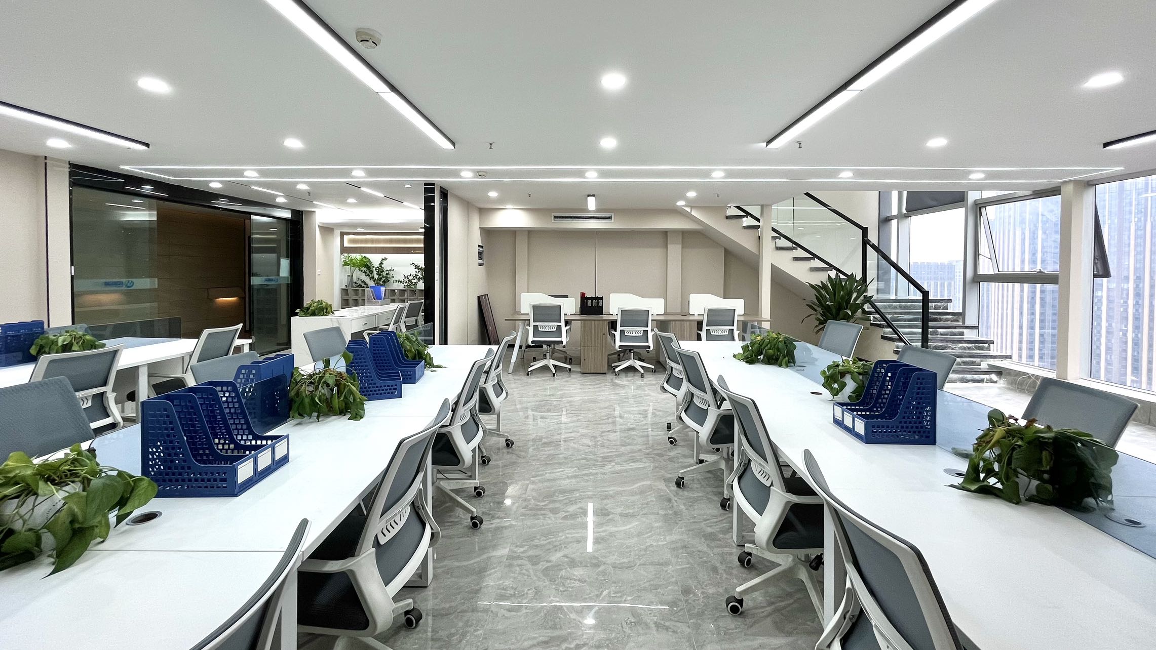 天府三街24小时空调跃层户型 建面140平方 6隔间32工位 精装带家具 物业便宜 泰丰国际办公室出租