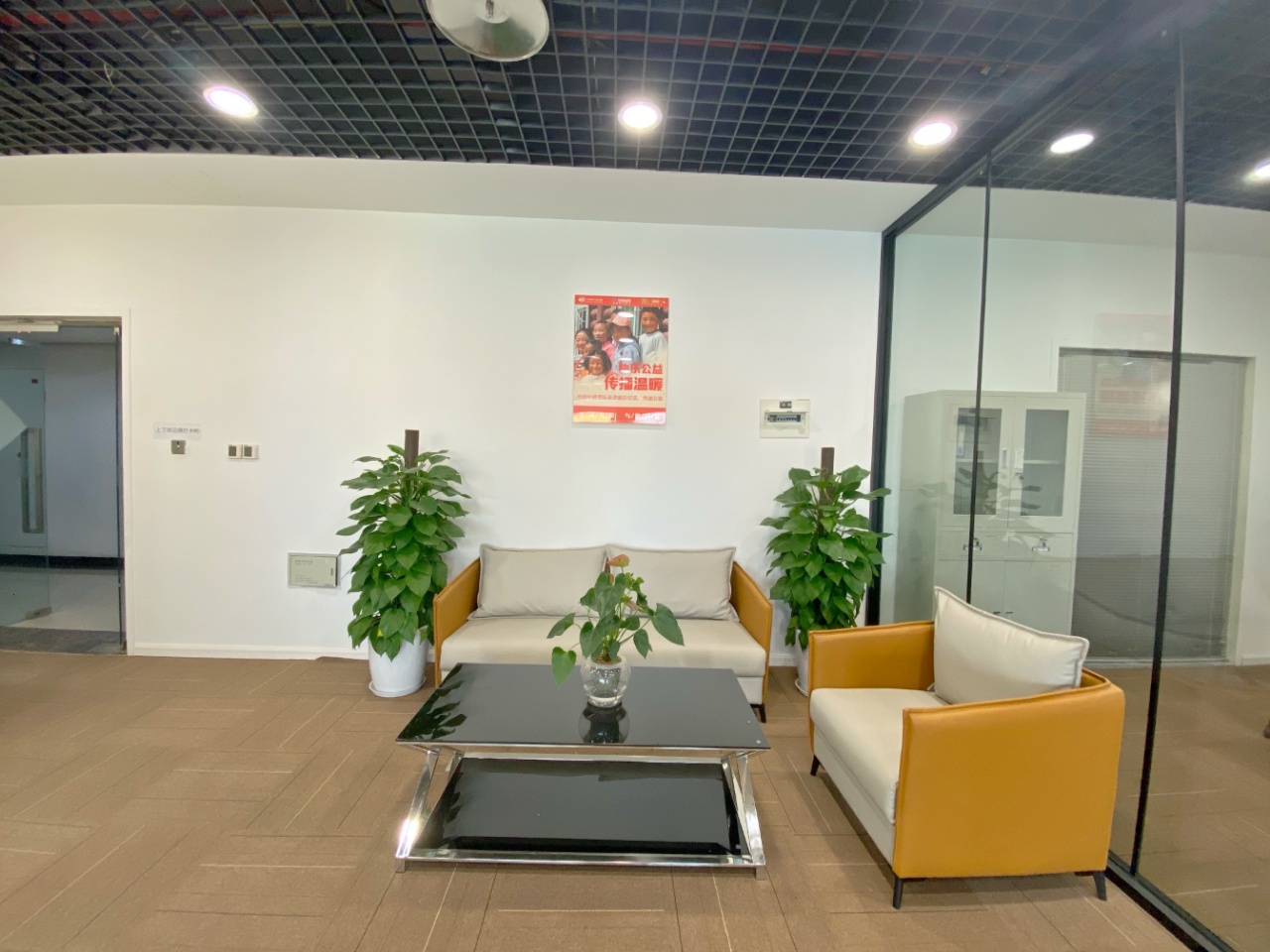 高新地铁三四百米 164平 3隔间15工位 按套含物业 近火车南站 性价比高 中航城市广场办公室出租