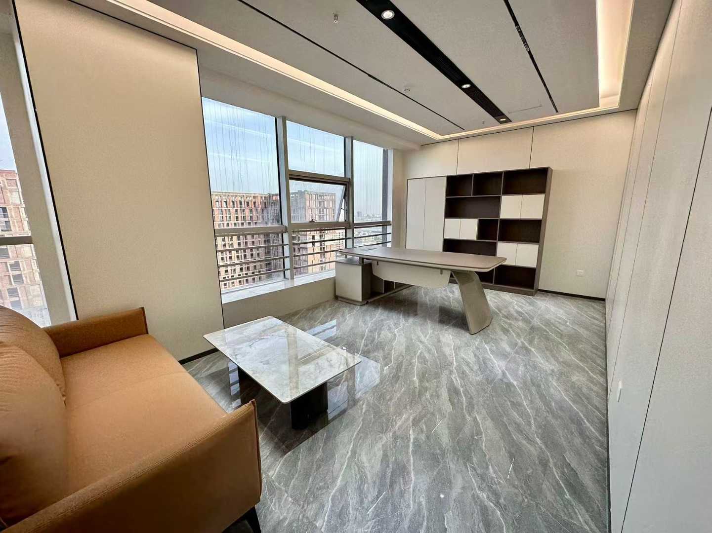 龙泉大面精选好房 385平方 4隔间40工位 工位多 单价便宜 价格含家具 带前台 中物国际办公室出租