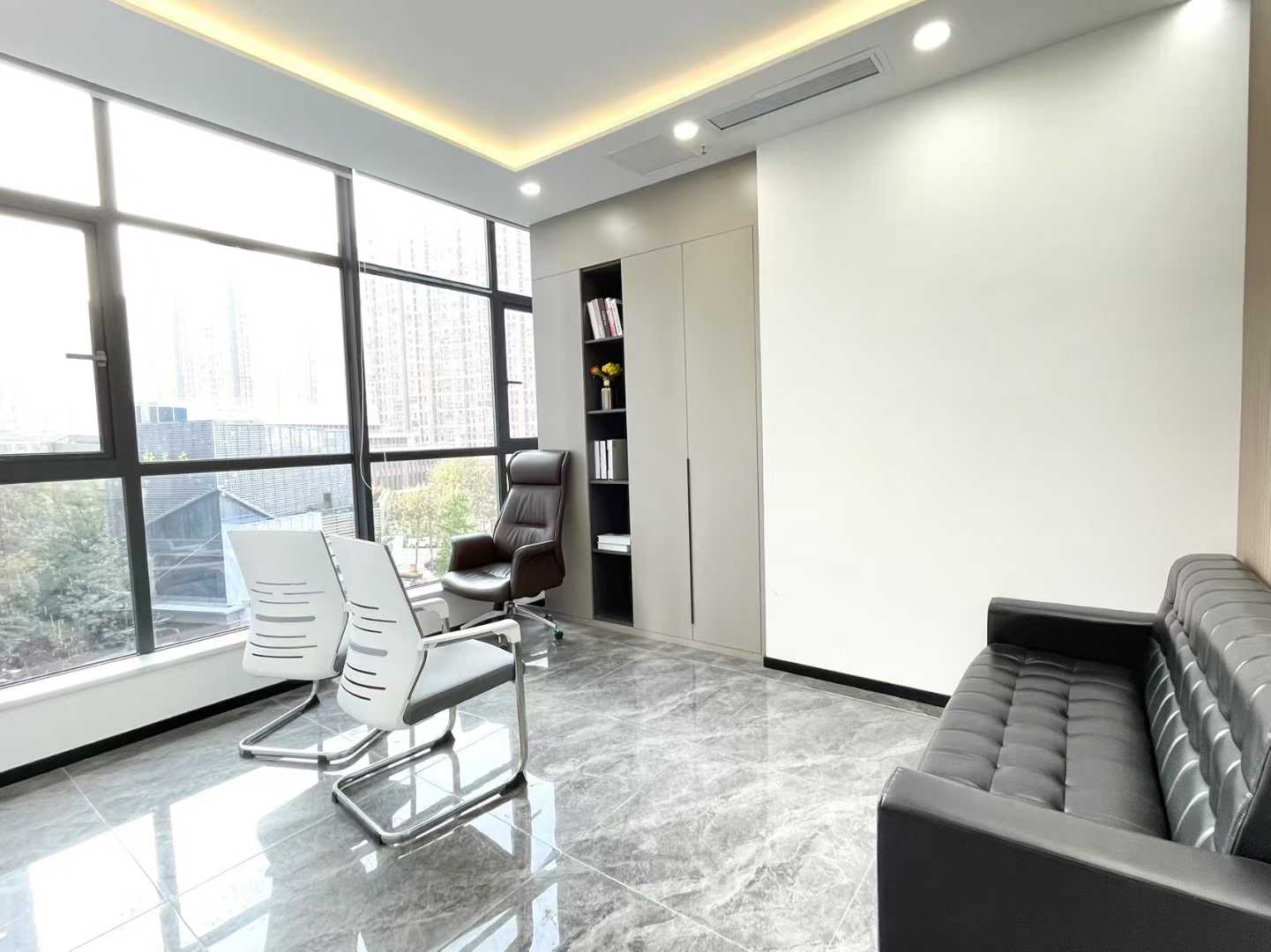 2号线洪河地铁几百米 低区户型不拥堵 275平 4隔间28工位 户型方正 拎包入住 云图大厦办公室出租