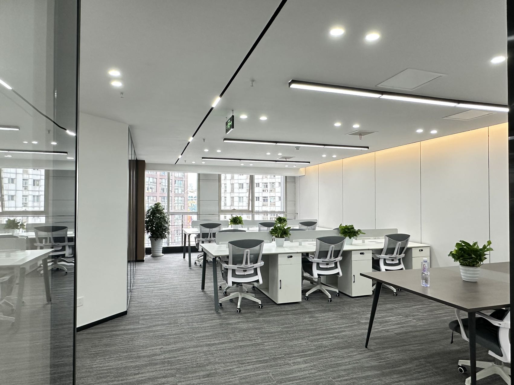 春熙路老牌甲级楼 153平方 3隔间18工位 核心地段 空调早8:30-晚24：00  无惧加班 时代广场办公室出租