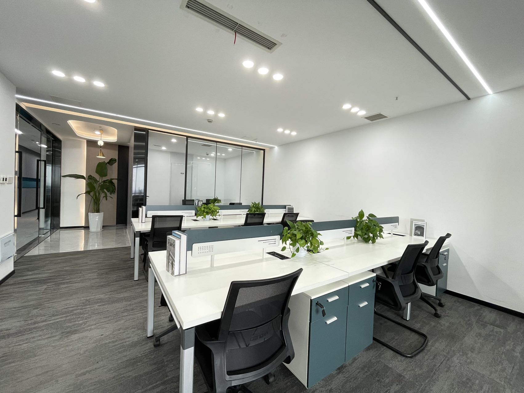 锦江区2号线洪河地铁两三百米 118平稀缺小面积 2隔间12工位 视野巴适 老板间大 绿地468锦峰办公室出租