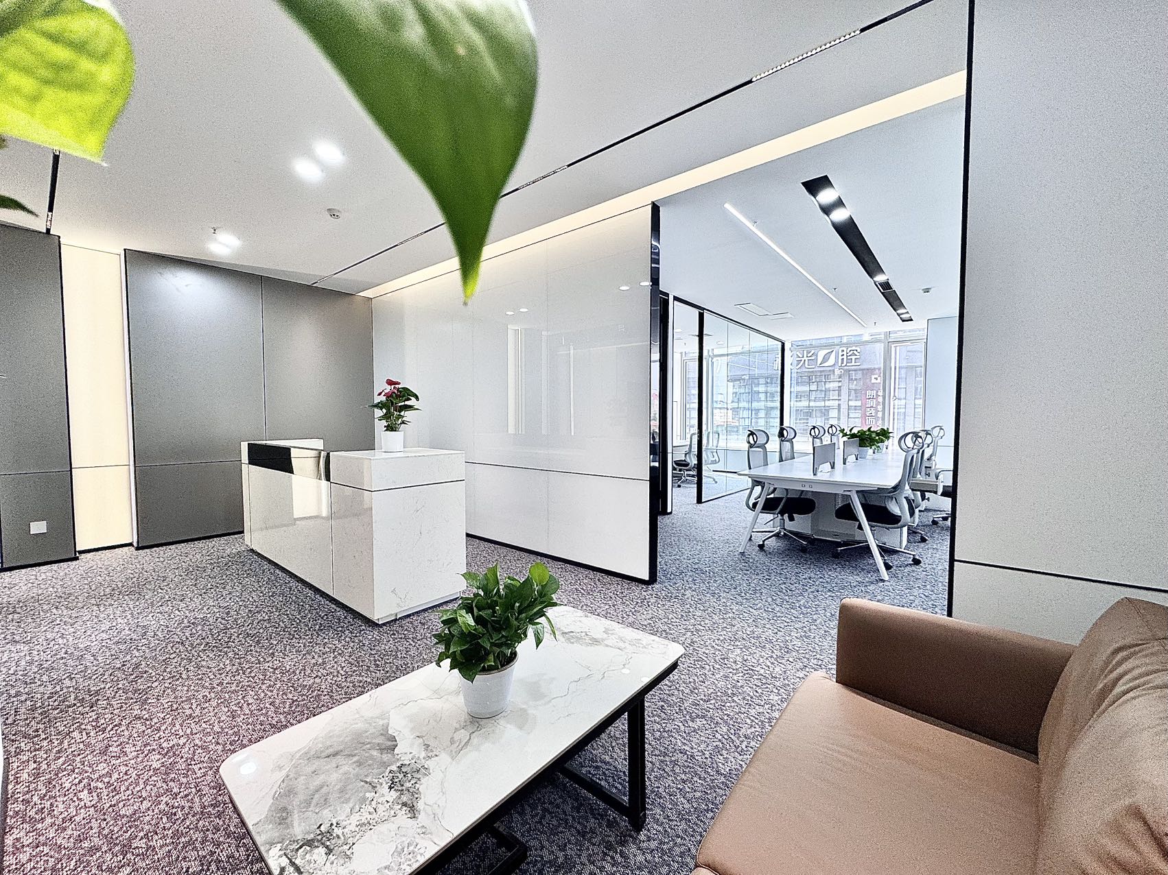 红牌楼地铁三四百米 服务面积338平 5隔间18工位 双面采光 24小时空调 精装带家具 鼎冠中心办公室出租