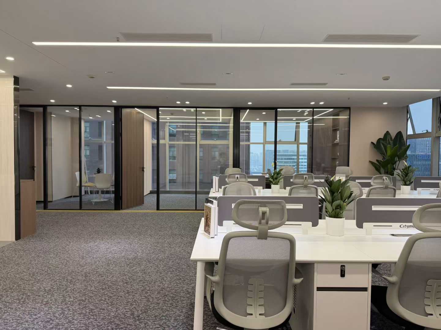 天府三街甲写双面采光精装户型 5隔间24工位 按套出租 含家具 户型灵活可变 香年广场办公室出租