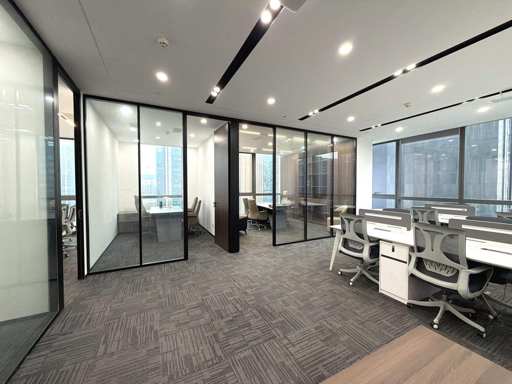 天府二街超甲楼盘 182平 4隔间18工位 产权出租 双面采光 品质楼盘 精装带家具 领地环球办公室出租