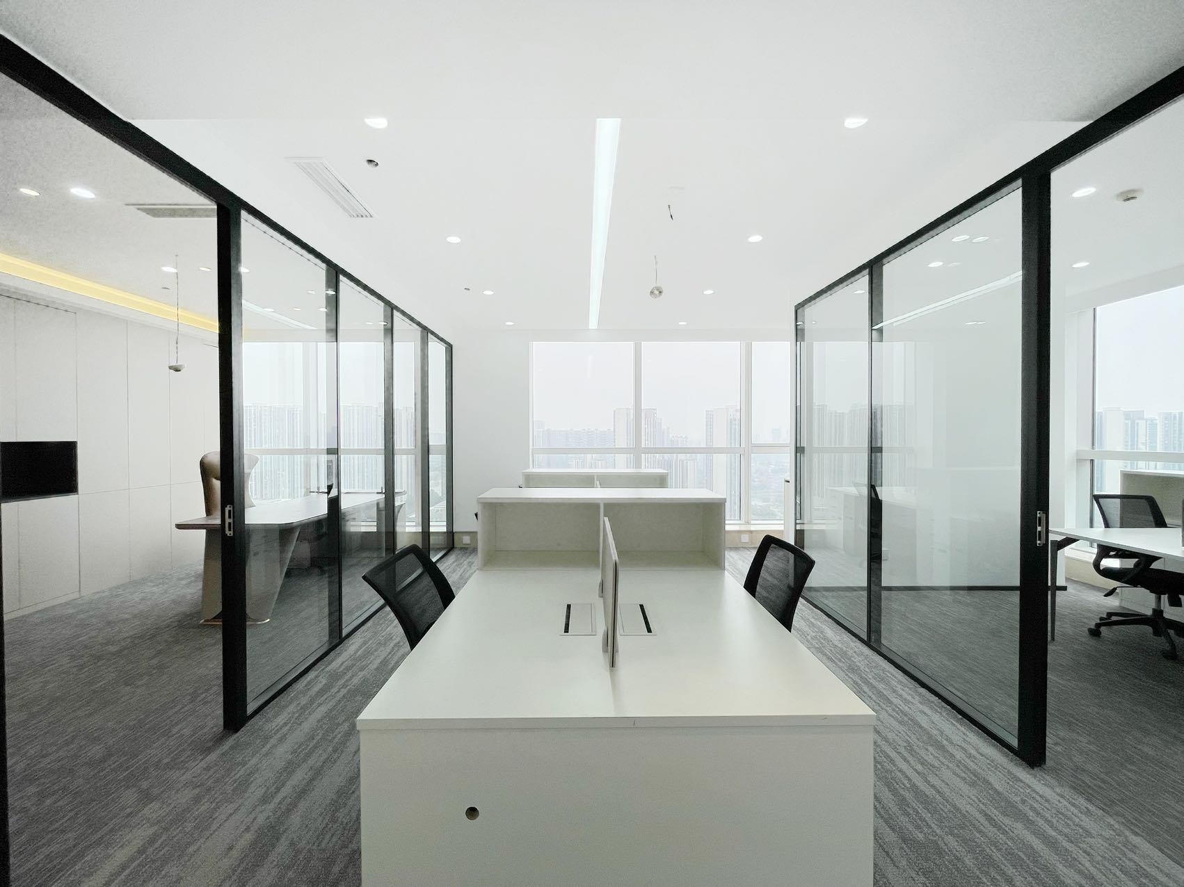 高新天府三街 楼王小户型 双面采光视野巴适 136平 3隔间8工位 近地铁 空调含能耗 希顿国际广场办公室出租