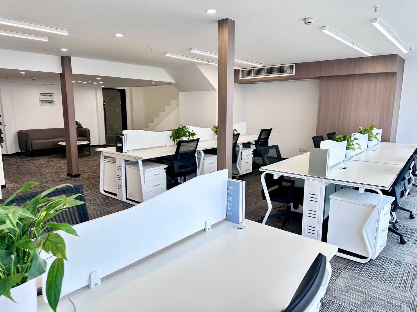 天府三街跃层户型 使用率高 按套出租 3隔间21工位+接待区+前台 精装带家具 福年广场办公室出租