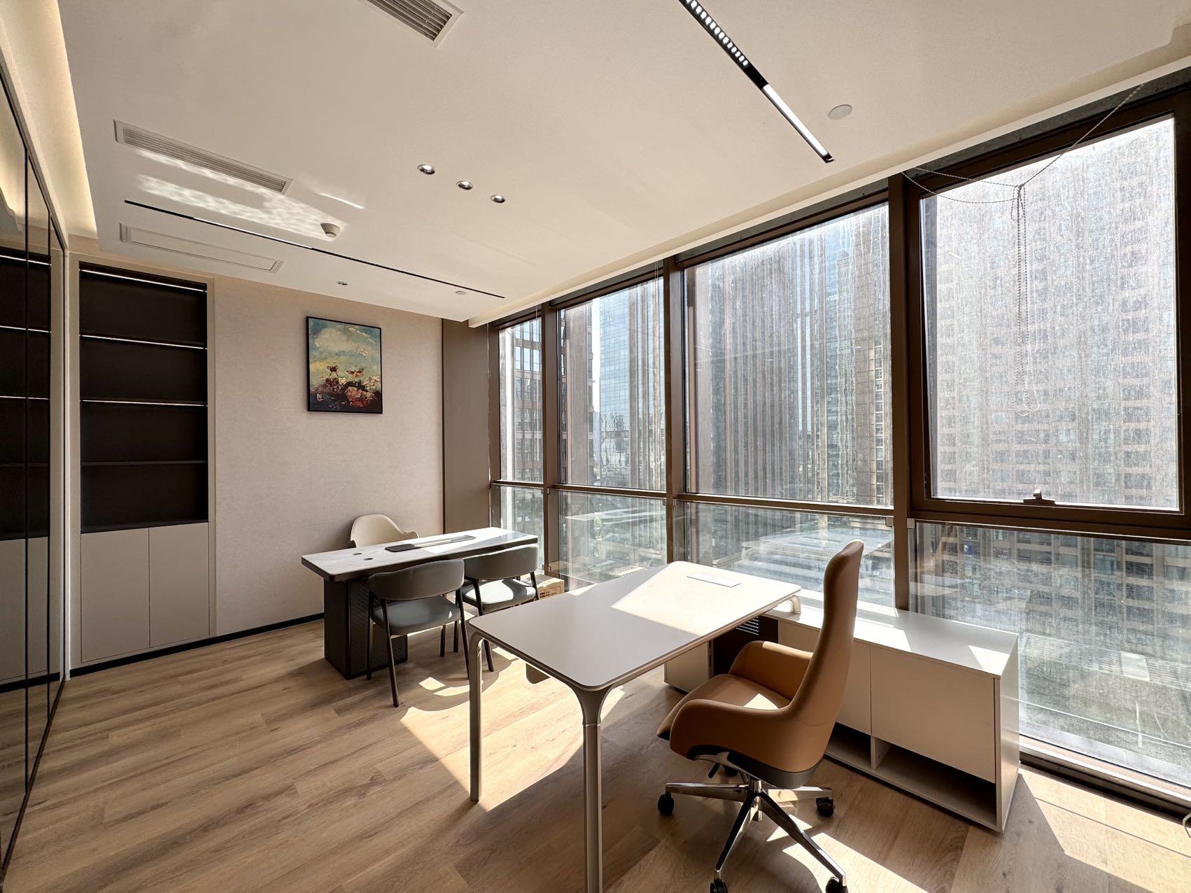 高新区世纪城地铁口小面积户型 3隔间12工位 按套出租 报价含物业费   东方希望天祥办公室出租