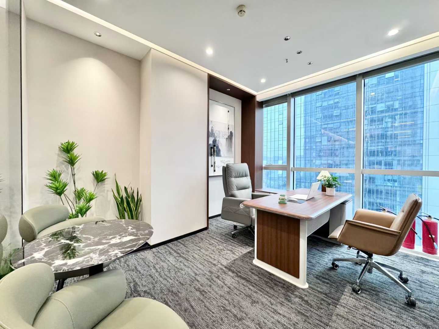 1号线高新地铁三四百米 4隔间30工位 精装带家具 轻奢风 全落地窗玻璃 中航城市广场办公室出租