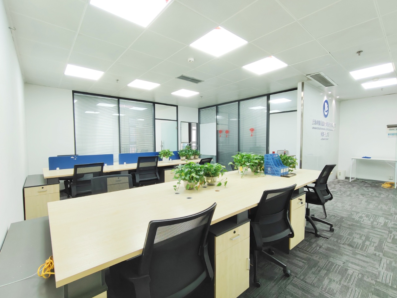 孵化园/金融城精选小面积 104平 3隔间12工位 利用率高 户型方正 24小时空调 中航国际交流中心办公室出租