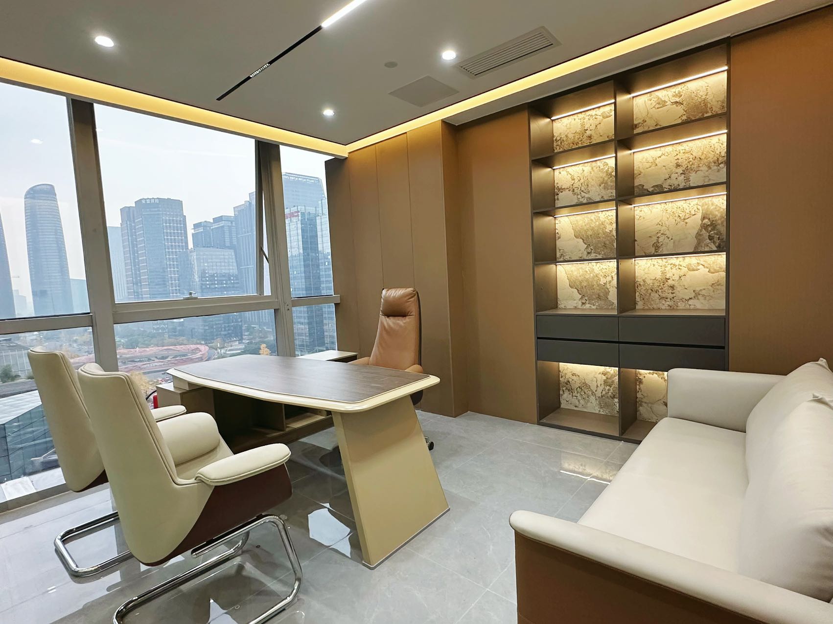 金融城电梯口精装户型 24小时空调 服务面积468平 8隔间32工位 带家具 大落地窗 誉峰国际办公室出租