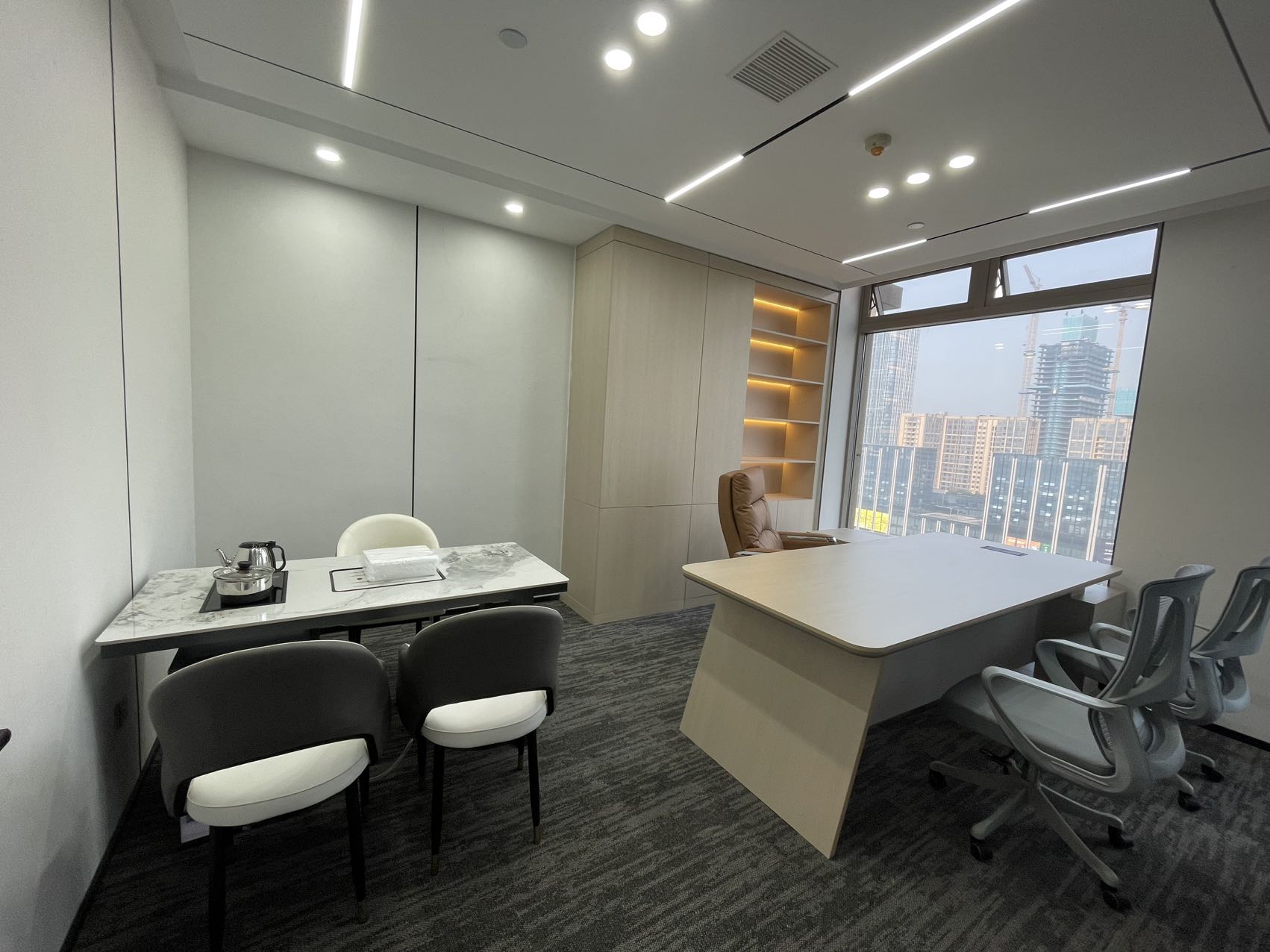 1号线世纪城地铁400米 160平方 4隔间14工位 精装带家具 工区24小时 户型方正 首东置业办公室出租