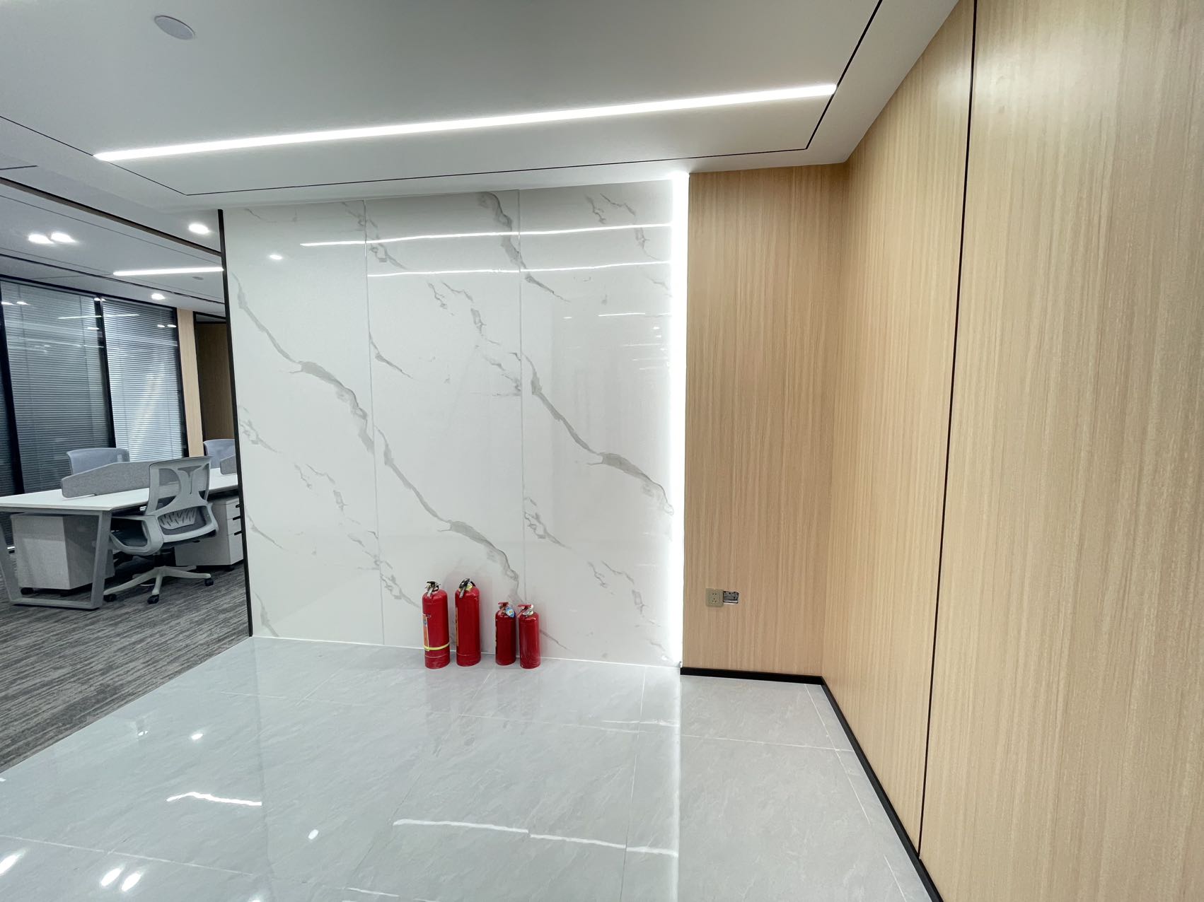 1号线世纪城地铁400米 160平方 4隔间14工位 精装带家具 工区24小时 户型方正 首东置业办公室出租