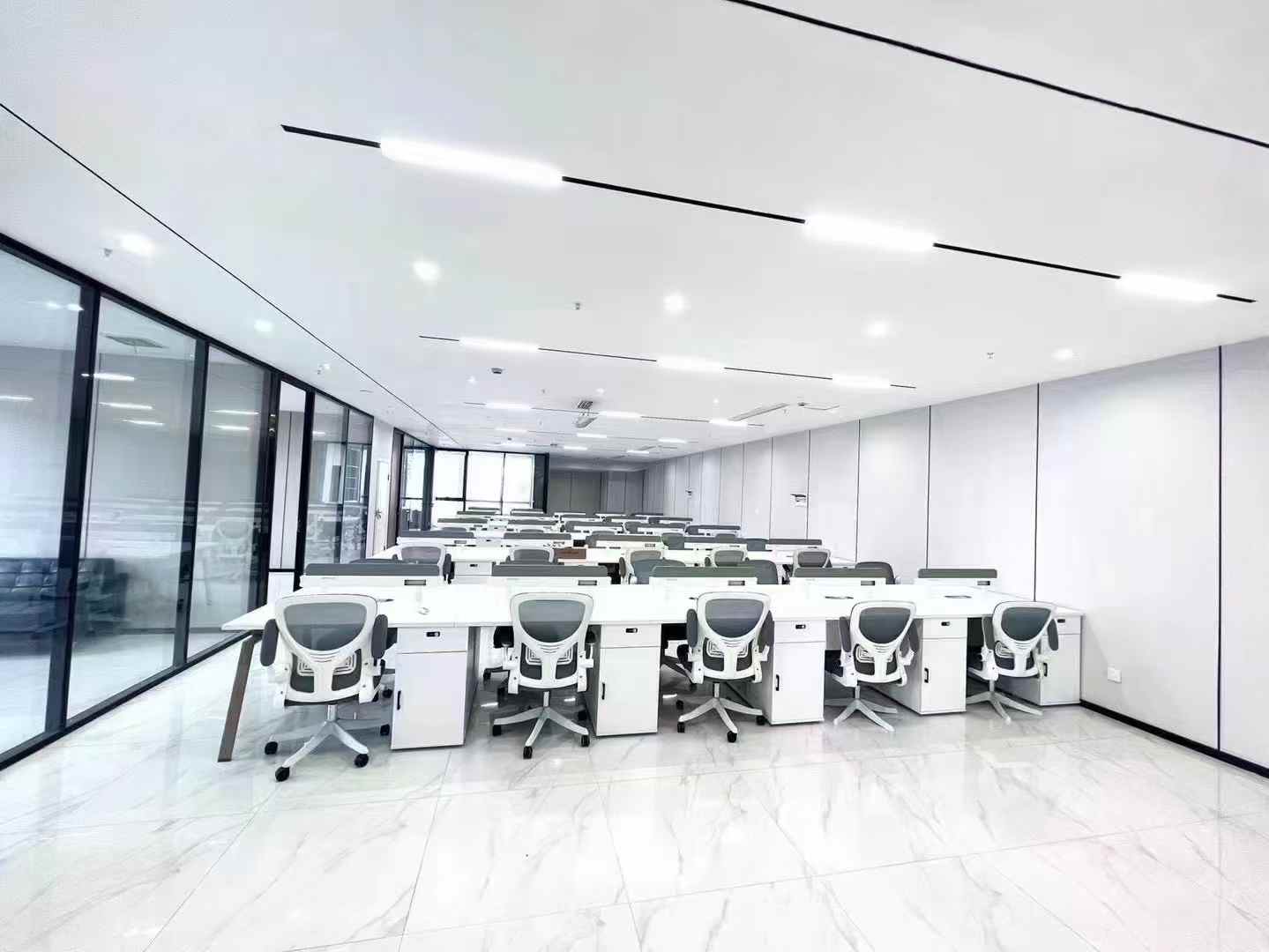 高新孵化园三线交汇 甲级楼盘 520平方 7隔间50工位 双面采光 地面地砖 电梯口 楚峰国际办公室出租