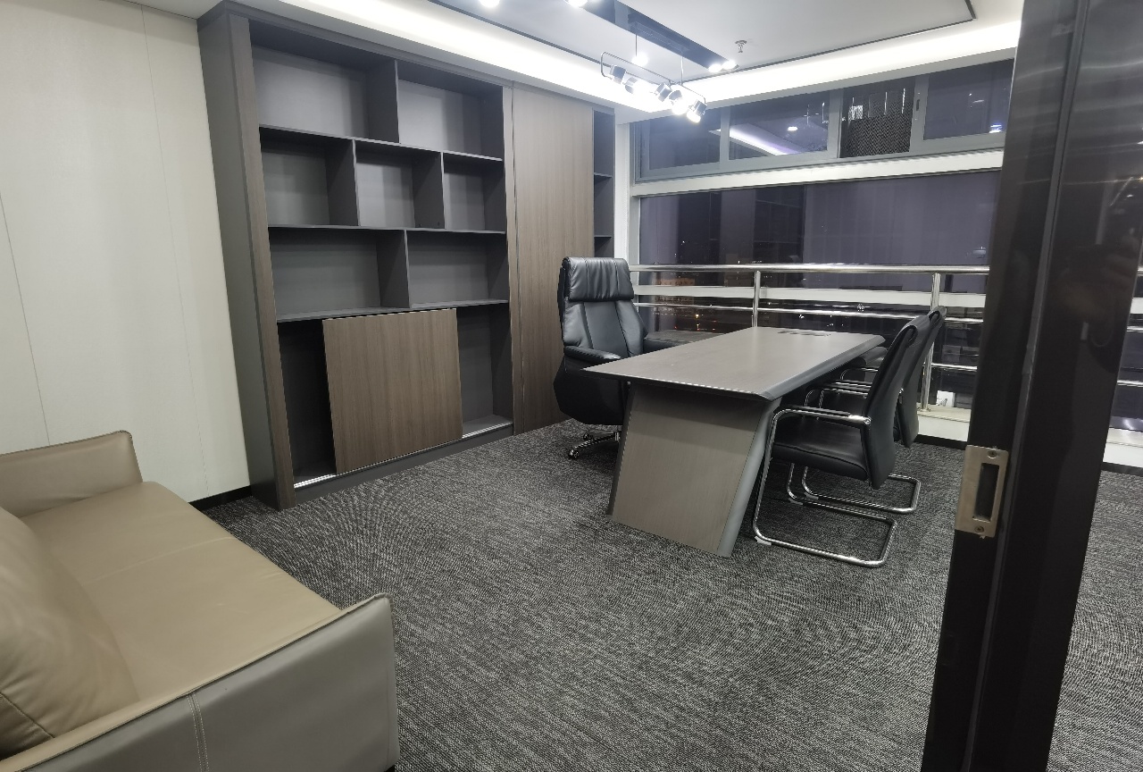 桐梓林地铁口甲级楼盘 178平方 4隔间12工位 产权出租 带家具 国航世纪中心办公室出租