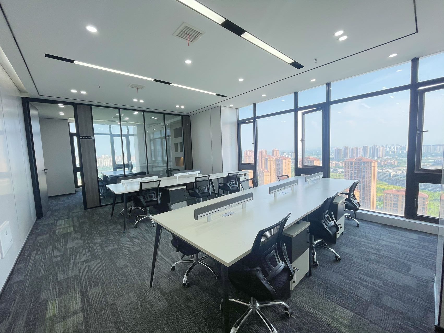 8号线十里店地铁三四百米 套租小面积 3隔间11工位 双面采光 视野巴适 24小时空调 报价含物业费 龙光世纪办公室出租