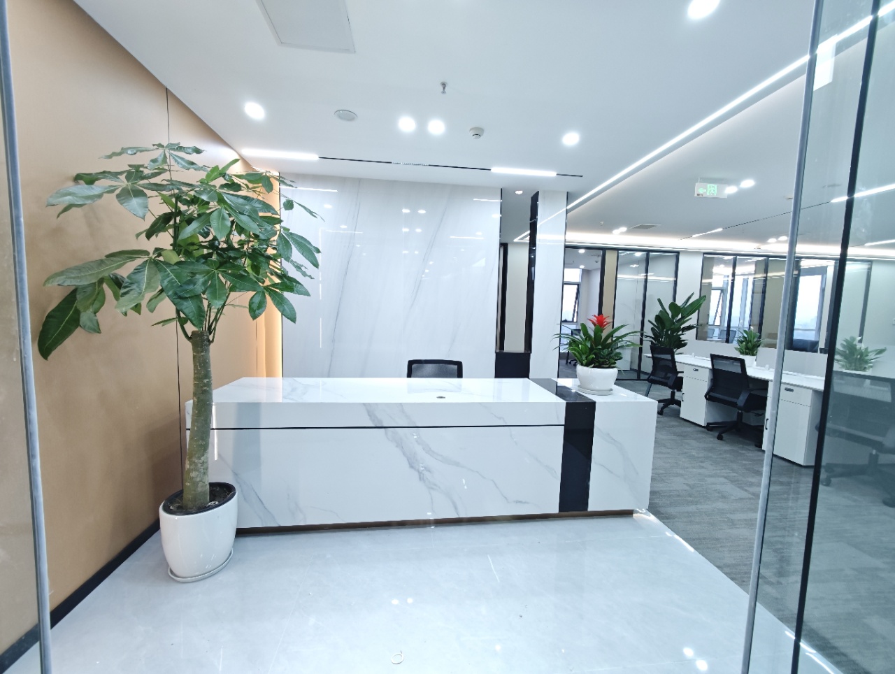 青羊区青羊宫地铁口 235.85平方 4隔间24工位 双面采光 整层打造 户型方正 西南朝向 浣花香大厦办公室出租