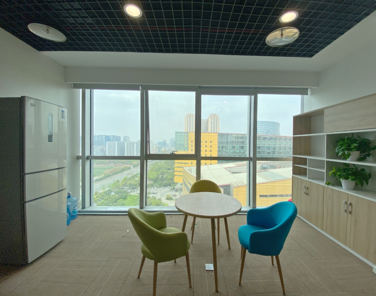 高新地铁三四百米 164平 3隔间15工位 按套含物业 近火车南站 性价比高 中航城市广场办公室出租