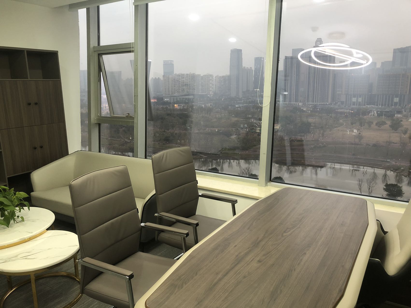 高新区新世纪环球中心精装小面积办公室 中式风格 含物业和空调费