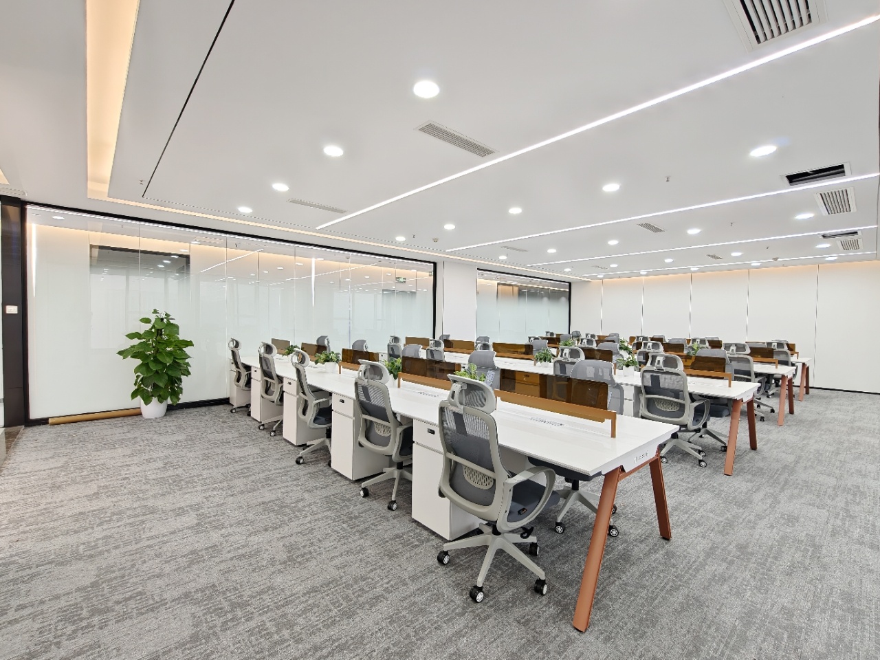 孵化园甲写空调开放时间长 358平 5隔间40工位 价格含家具 户型方正 嘉煜金融科技中心办公室出租