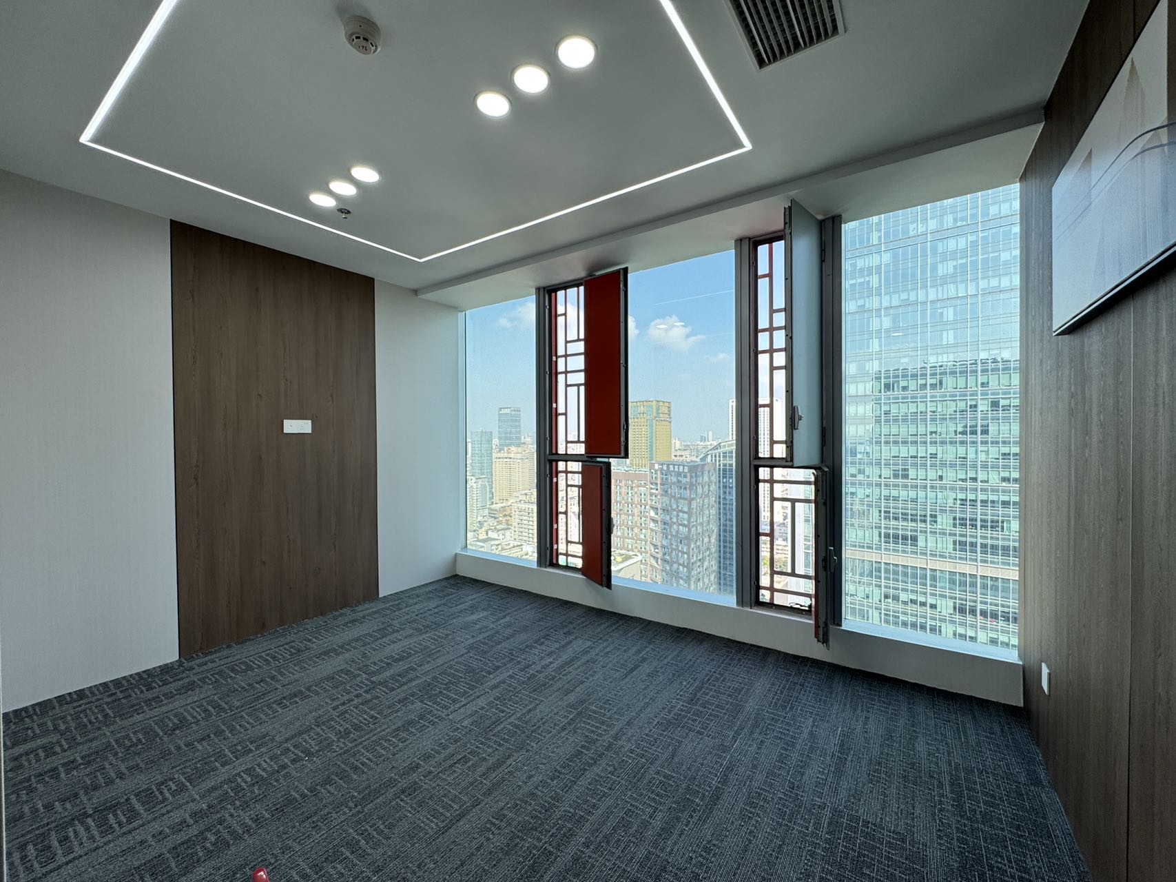 市中心春熙路地铁口 繁华地段 226平 4隔间24工位 带共享会议室 精装带家具 银石广场办公室出租