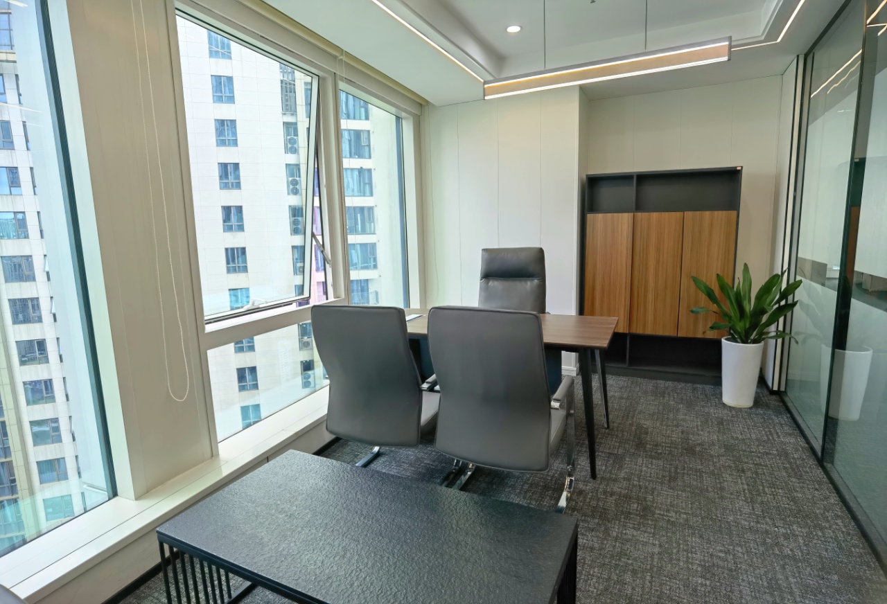 南门-锦江三面环江楼盘 271平方 5隔间24工位 视野看江 景色优美 东南双面采光 复地金融岛办公室出租