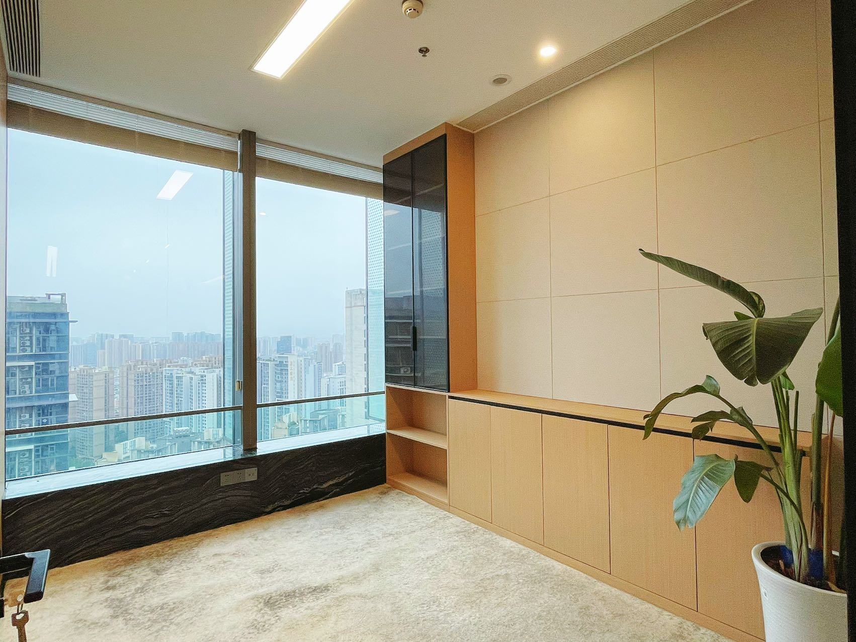 攀成钢-东大路地铁口 超甲楼盘 200平方 3隔间+会议室+20工位 高区视野 电梯口旁 环球都汇广场办公室出租