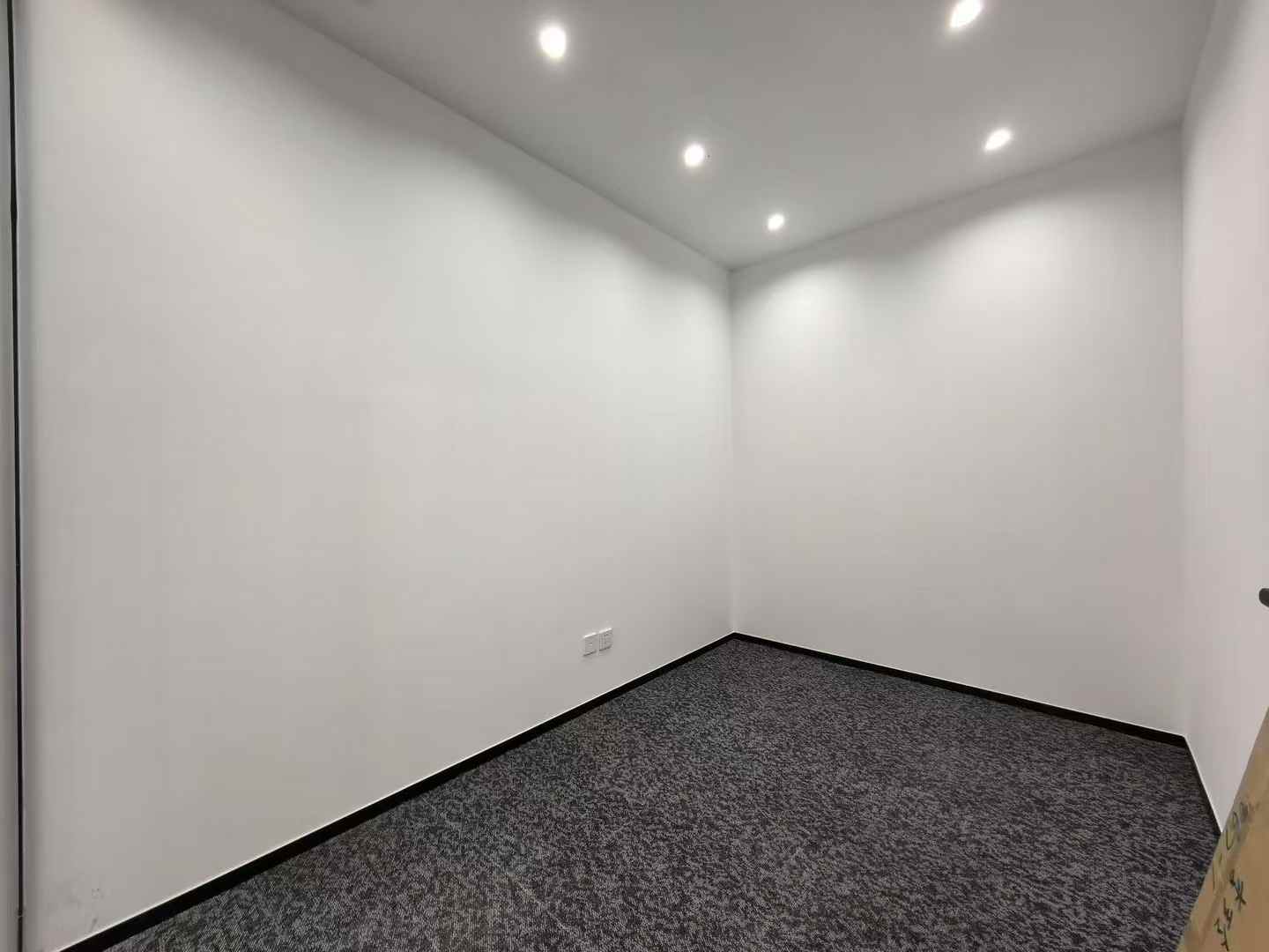 天府三街地铁口无加时费楼盘 197平 5隔间18工位 带会议室 报价含物费带家具 新希望国际办公室出租