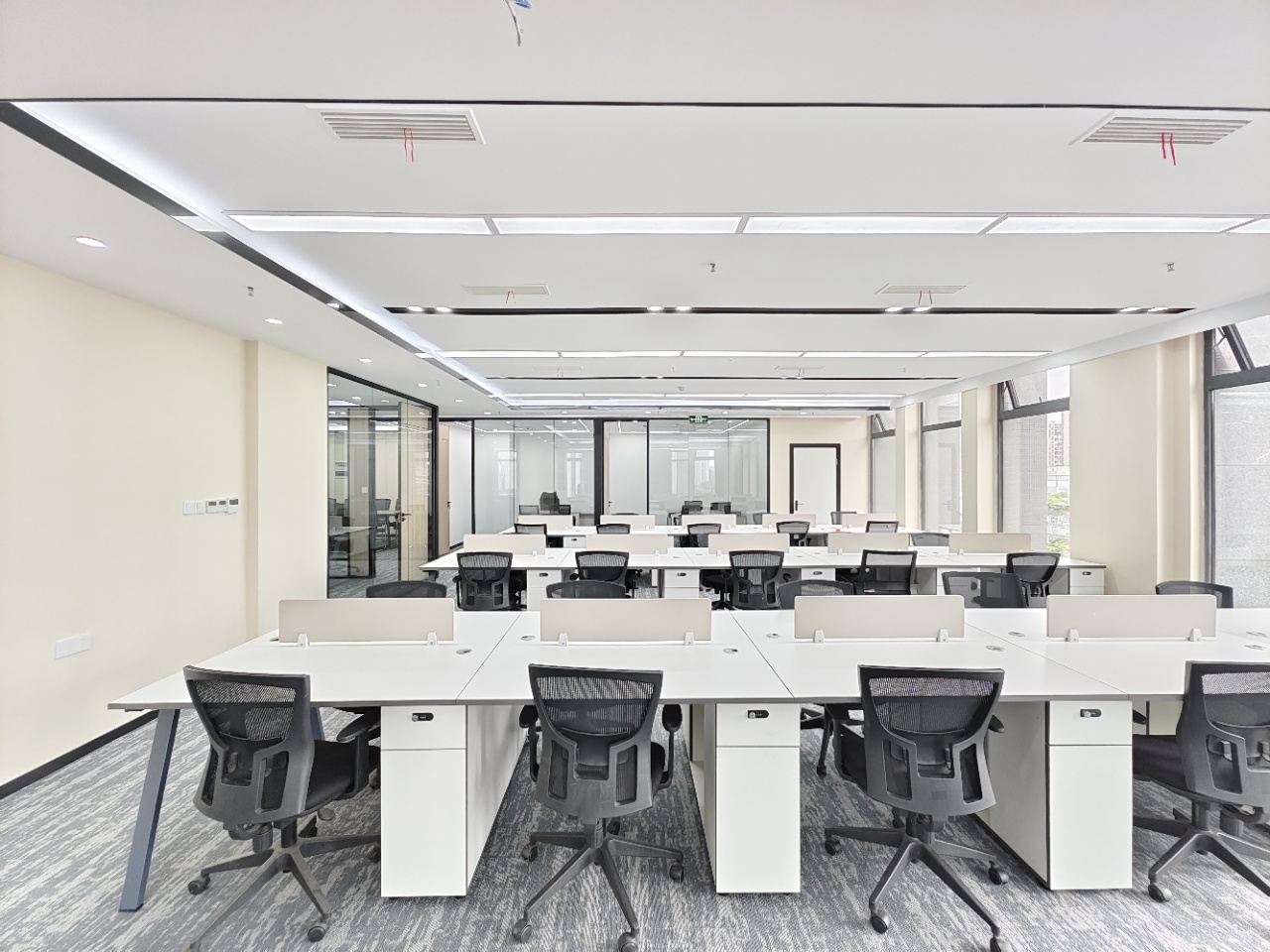 天府三街地铁口24小时空调楼盘 按套出租 5隔间30工位 双面采光老板间视野巴适 新希望国际办公室出租