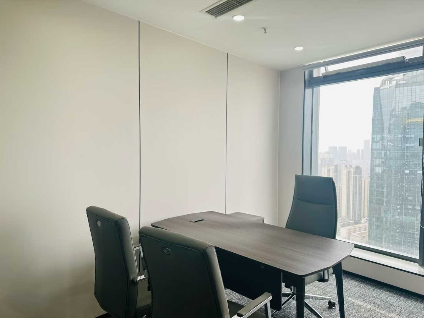 成华区紧邻东郊记忆 杉板桥地铁四五百米 326平方 6隔间28工位 高区视野无遮挡 精装带家具 多弗国际办公室 出租