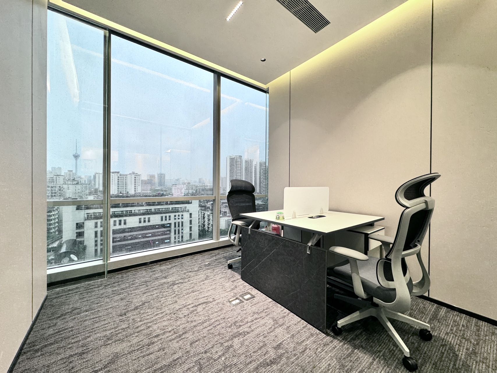 市中心东门大桥地铁口 5隔间22工位 紧邻春熙路 落地窗 视野采光巴适 时代8号办公室出租