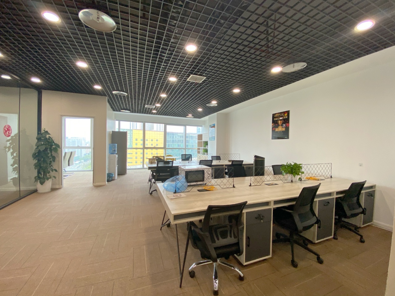 高新地铁三四百米 164平 3隔间15工位 按套含物业 近火车南站 性价比高 中航城市广场办公室出租