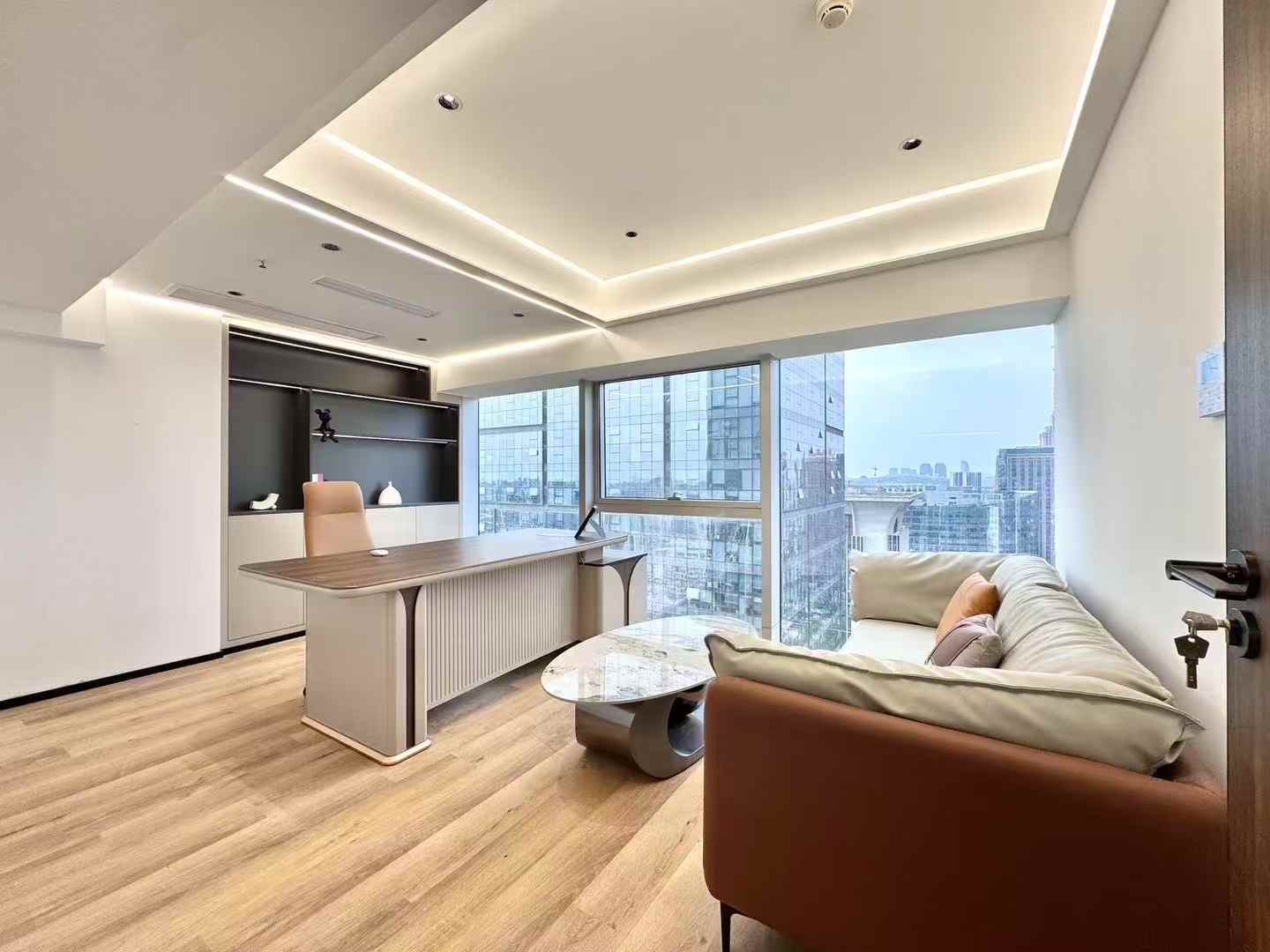 天府三街性价比楼盘 建面195平跃层户型 实得350平+ 24小时空调 7隔间50+工位 福年广场办公室出租