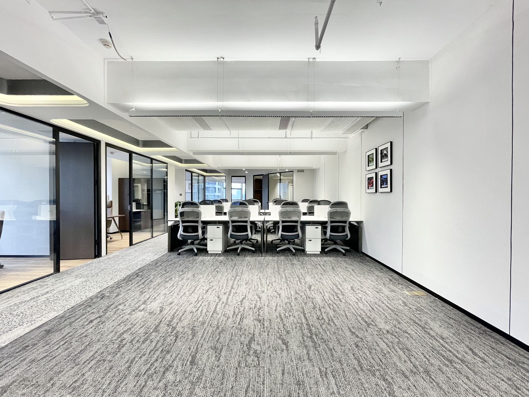 市中心锦江宾馆按套出租 7隔间32工位带休息接待区 正对电梯口 装修风格新颖 上普财富中心办公室出租