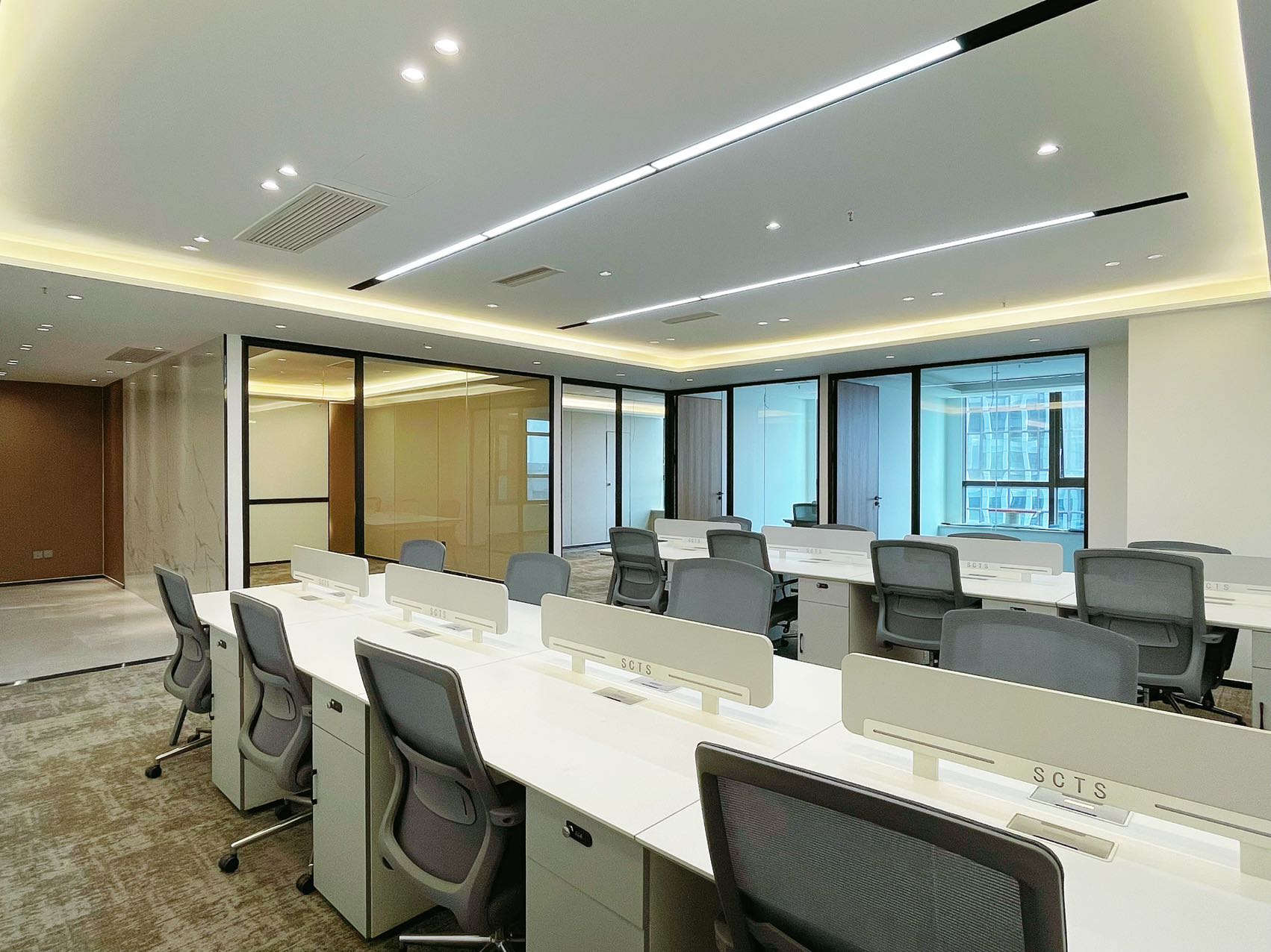 孵化园三线交汇 近地铁 套租 4隔间16工位 报价含物业费 利用率高 电梯口 24小时空调 中航国际交流中心办公室出租