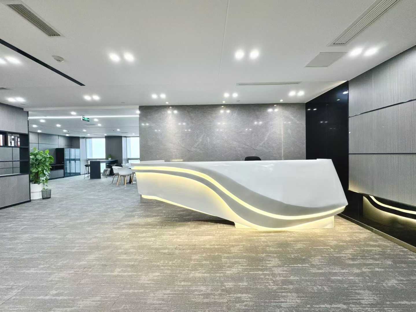 天府一街附近超甲楼盘 风水宝地 三面采光 电梯口 483平方 6隔间12工位+休息区（或者6+40） 两间国际办公室出租