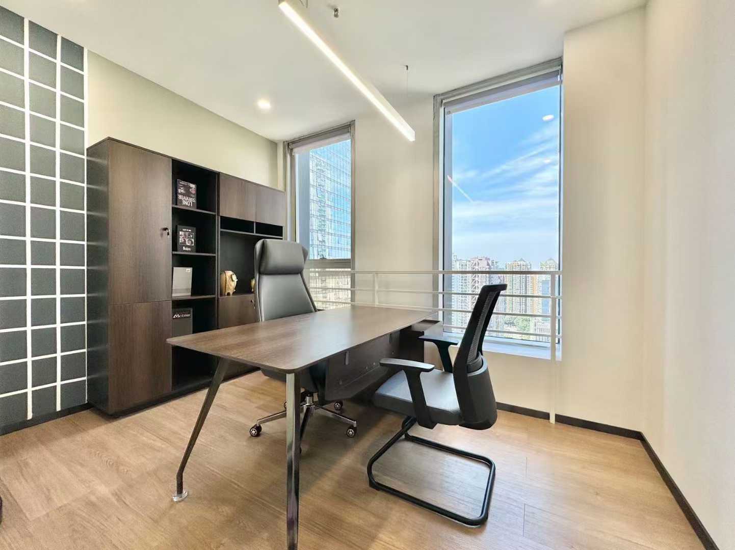 市中心春熙路/东门大桥电梯口精装户型 5隔间22工位带1休息室 装修别致 位置交通方便 喜年广场办公室出租