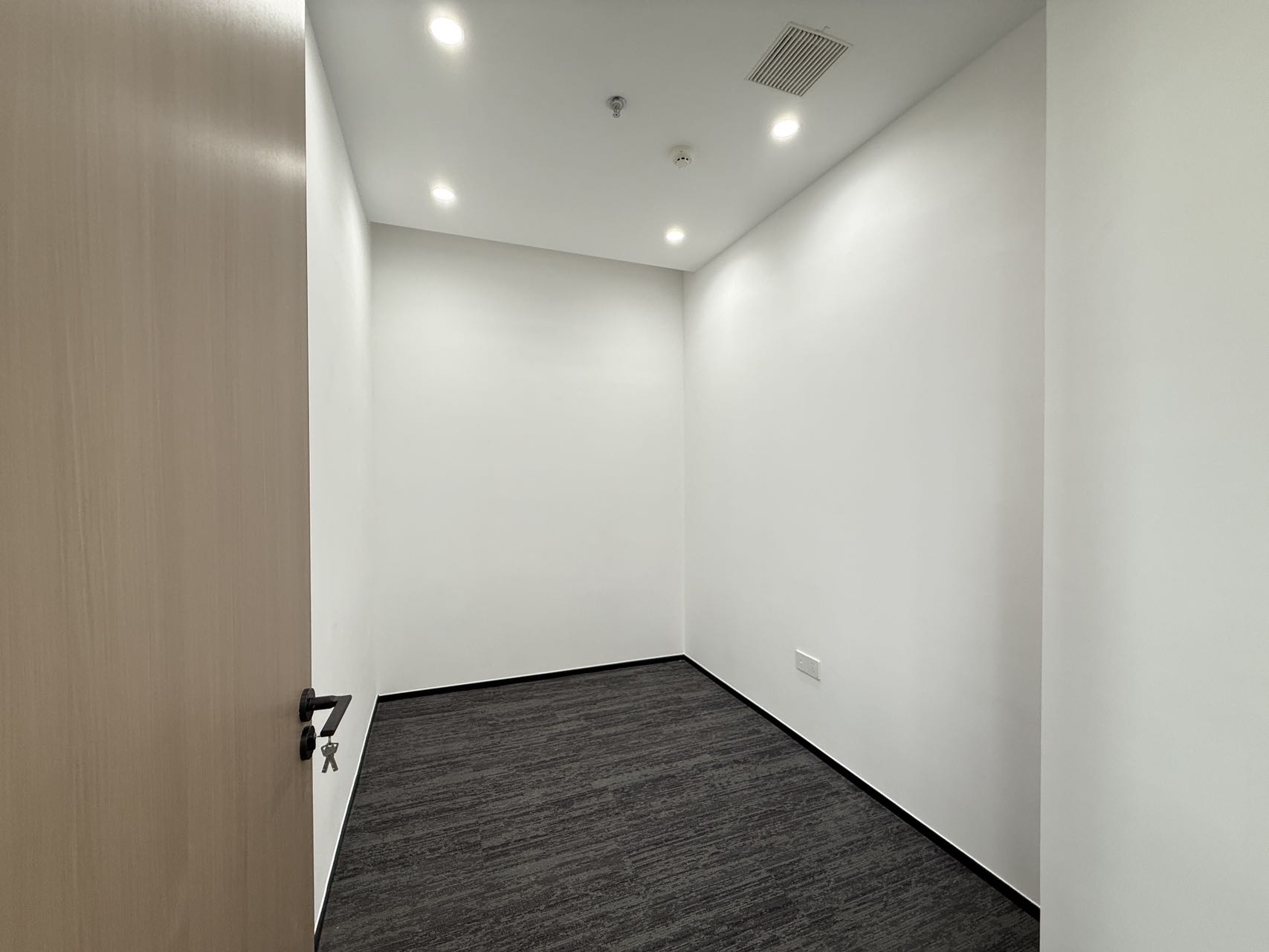 天府五街园区办公 按套出租 含物业费 6隔间36工位 园区环境安逸 适合科技 艺术类公司 软件园D4办公室出租