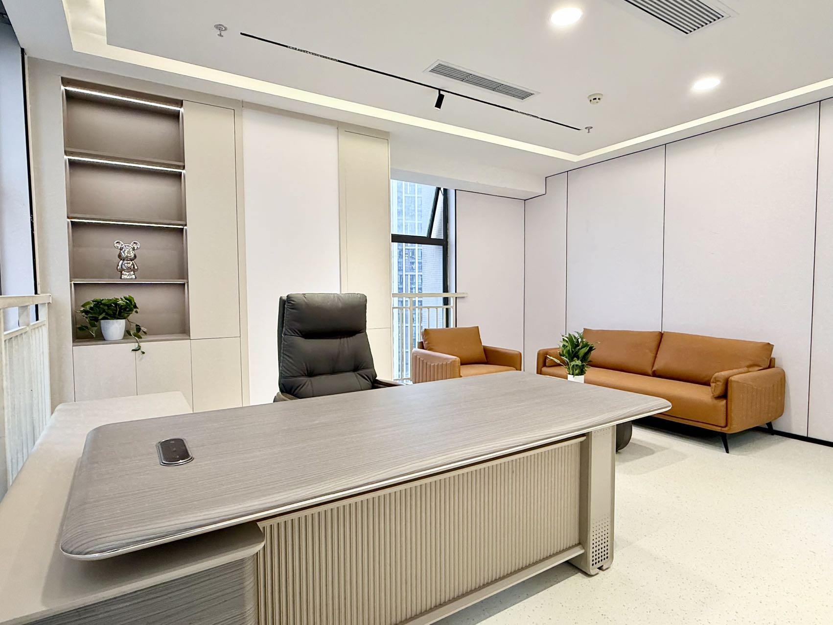 三色路 6号线金石路跌口 精装现房 396平方 6隔间36工位 动静分区 24小时空调自控 含家具可调 中鼎国际办公室出租