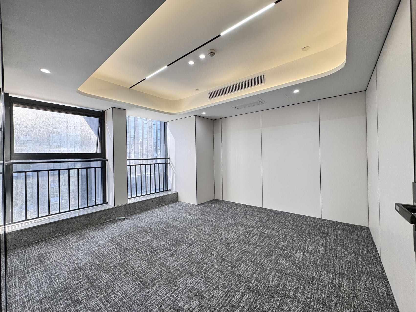 南边锦江区 琉三路附近 服务面积 205平 3隔间22工位 精装带家具 户型方正 带食堂 汇融广场办公室出租